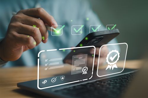 Mann mit Smartphone und Laptop