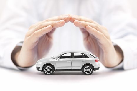 Foto: Hände über kleinem Auto